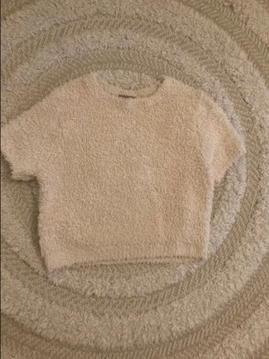 Beige fluffig croppad topp - Snygg, mysif croppad topp från H&M i beige. 