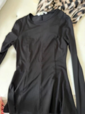 Svart långärmad volangtröja H&M XS - Tröja med volang och långärmad från H&M. Helt ny och aldrig används. Pris går att diskutera och jag kan skicka de snabbt! 💕