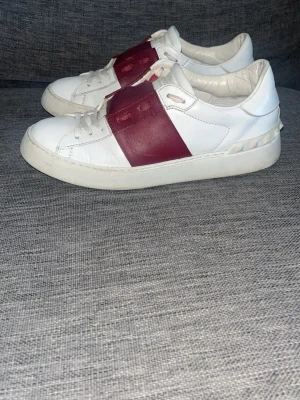 Valentino - Snygga Valentino Garavani Open sneakers I storlek 36. De är I bra skick, se bilder, endast skor medföljer. Hör av dig vid funderingar😁