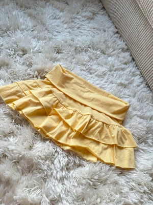 Gul volangkjol  - Jätte söt gul kjol, köpt second hand och aldrig använt. Shorts under och väldigt stretchigt material så skulle säga att det passar xs-m. 