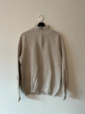 Beige halvzip från hamton republic - Beige halvzip från hamton republic i storlek M