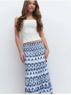 Blåvit långkjol med mönster - Vit kjol med ett unikt mönster.  Väldigt fin till sommaren. Knappt använd.