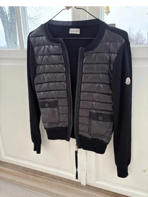 Svart cardiganjacka från Moncler - Söker en moncler cardigan i storlek S eller M. 2 eller 3