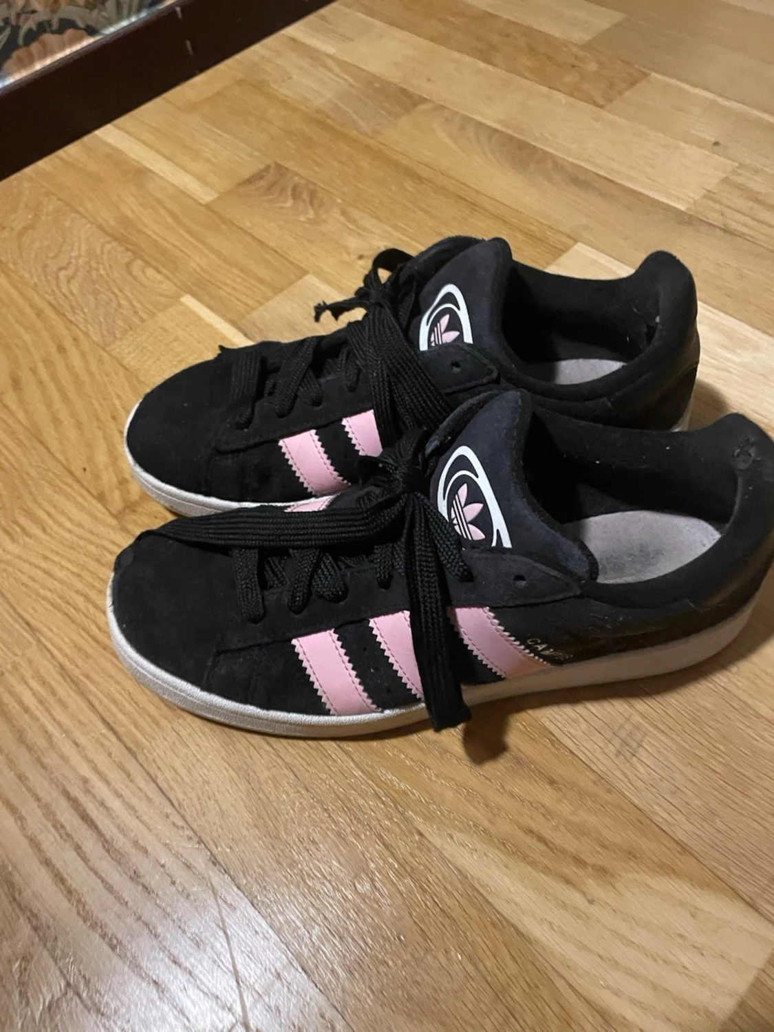 Svarta/rosa Adidas sneakers med vit sula - 3