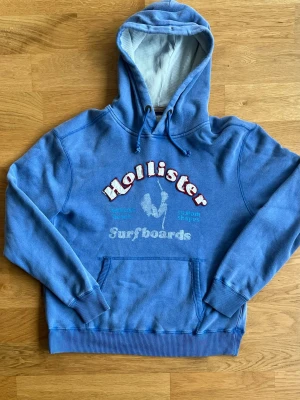 Hollister Hoodie  - Är i helt nytt skick. Storleken på lappen är xl men passar som en L-M vilken är vanligt med gammla Hollister kläder. Passar någon på ~185 cm. Mått och fler bilder kan fixas på begär men tyvärr inga bilder då jag har på mig den då den inte passar.
