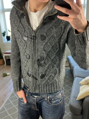 Pälsfodrad cardigan  - Skön, snygg och väldigt stilren. Perfekt nu under de kalla vårkvällarna! banden ni ser vid dragkedjan har släppt på vissa ställen det är den ända deftekten! Mått: A:55 B:42 C:42 D:60 (cm) Skriv vid fundering😇✌️