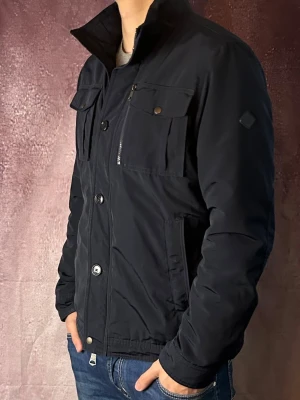 J.lindeberg field jacket bailey - Mycket fint skick | Size M (modellen är 188 cm 75 kg) | fraktar spårbart inom 24 timmar | för att köpa klicka ”köp nu” | vid frågor eller funderingar skriv ett meddelande | följare får bättre rabatter🙌