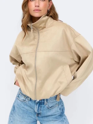 faux suede high neck jacket från Gina - faux suede high neck jacket från Gina, slutsåld och populär jacka, aldrig använd och prislapp finns kvar, budgivning sker privat🥰 hör av dig vid fler frågor💕