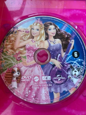 Barbie prinsessan & popstjärnan dvd - Barbie prinsessan och popstjärnan dvd  OBS! Det är alltså inte Barbie som prinsessan och tiggarflickan, utan den ligger i fel fodral. De 2 sista bilderna är enbart för att visa vilken film det är som finns på skivan. Filmen skickas i fodralet på bild 2!  Finns på språk: Svenska, Engelska   OBS!! skivorna är begagnade så det kan förekomma repor/hairlines på skivorna, men då jag kollar igenom alla filmer jag säljer garanterar jag att alla funkar felfritt om inget annat står! :)