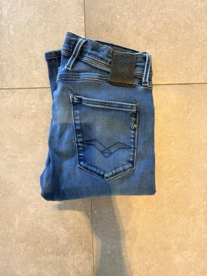 Replay anbass  - Tjena, säljer nu dessa riktigt snygga Replay anbass i Stl W29 L32. Dom är i riktigt bra skick. Nypris 1600✅Vid minsta funderingar så är det bara att höra av sig//Allt gott