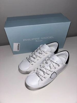 Philippe Model skor - Ett par helt nya Philippe Model Junior. Storlek 34. Helt nya och oanvända - skick 10/10. Hör av er vid frågor eller om ni vill ha fler bilder! Skickar snabbt ✅