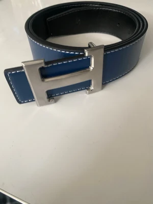 mörkblått/svart bälte - Snyggt bälte med 2 olika sidor man kan välja vilken färg man vill ha på bältet!