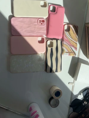 Sju trendiga mobilskal i olika färger - Sju mobilskal till iPhone 11, de finns lite små skador på skalen (kan skicka bild om man vill). Säljer ett skal för 20 och alla för 100