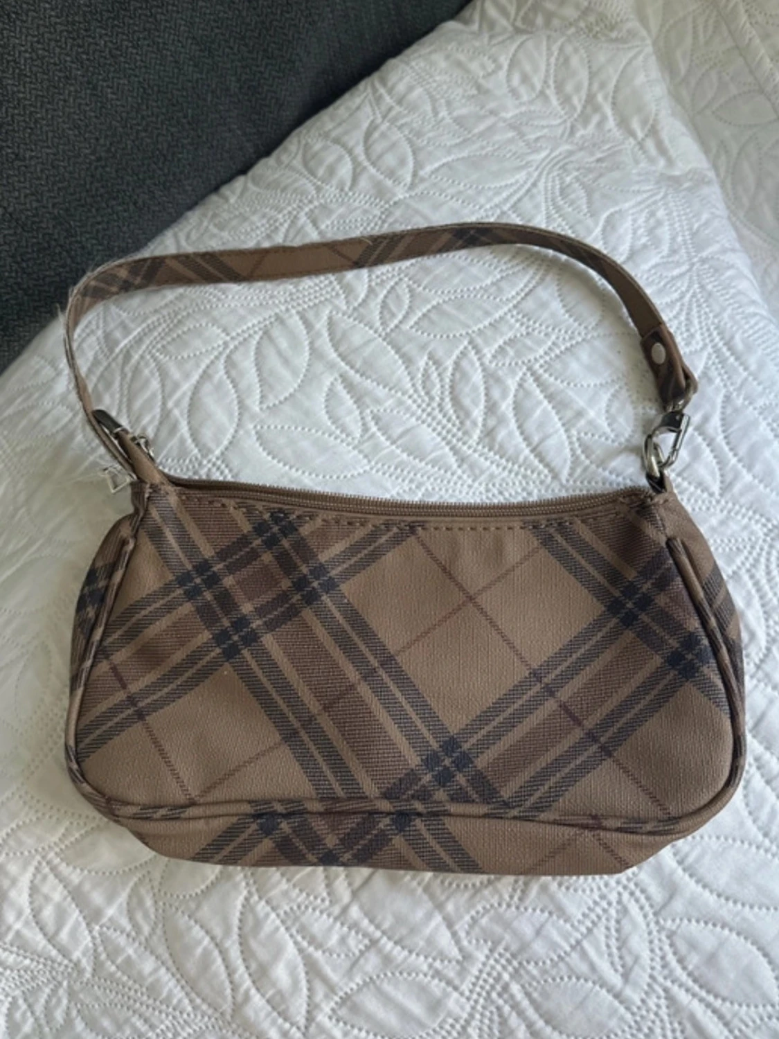 Brun rutmönstrad väska