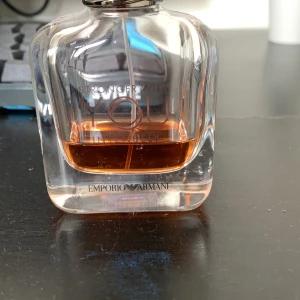 Emporio Armani Stronger With You parfym - Emporio Armani Stronger With You parfym i en stilren, transparent glasflaska med rundade kanter och svart kork. Doften har en varm bärnstensfärgad vätska som syns tydligt genom flaskan. Perfekt för dig som gillar exklusiva och moderna dofter.