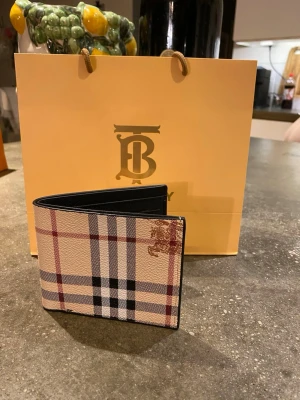 Säljer en plånbok. LÄS BESKRIVNINGEN !  - Säljer en plånbok i färgen beige. Den är helt ny. Oanvänd. Om du vill köpa bara plånboken kostar det 270kr men om du vill köpa med kvittot och box så kostar det 320kr. 