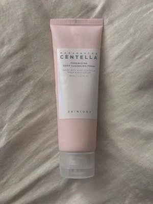 Centella Poremizing Cleansing Foam - Centella Poremizing Deep Cleansing Foam från SKIN1004 i en ljusrosa tub med vitt lock. Innehåller ren centella från Madagaskar och är perfekt för djuprengöring av huden. Tuben rymmer 125 ml och har en stilren, modern design. Köptes för 239 kr säljs för 180