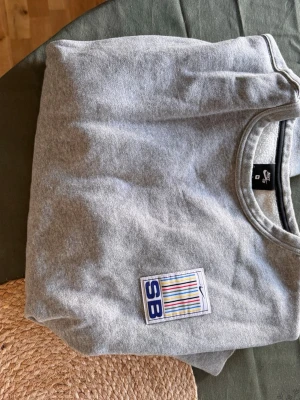 Grå Nike SB sweatshirt - Grå sweatshirt från Nike SB med färgglad patch på bröstet. 