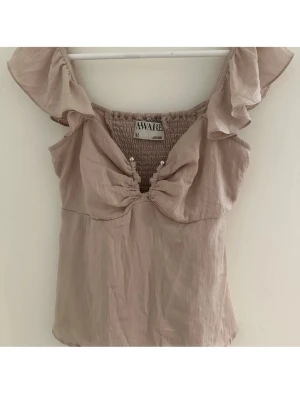 Gammel rosa blus med volang  - Säljer denna rosa söta blus från AWARE!💕👩🏽‍❤️‍💋‍👩🏼