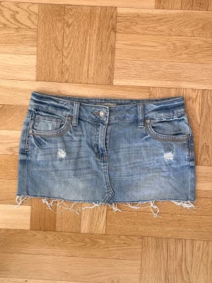 Lågmidjad ljublå jeanskjol - Supersöt jeanskjol i en blå färg🌸 Mått finns i bilderna. Sitter som M😊