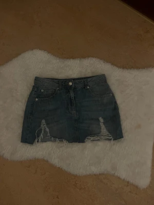 Blå jeanskjol - Trendig blå jeanskjol i kort modell. Jättefin kjol perfekt till sommaren.