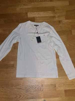 OANVÄND Tommy Hilfiger Sweatshirt  - Storlek 152. Har hängt i min garderob i över 2 år utan användning. Prislapp finns till och med kvar 😂