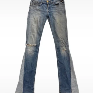 Blå slitna bootcut jeans  - Säljer ett par blå bootcut jeans från replay med slitningar och ljus tvätt på låren. Jag har sytt jeansen själv. Enda lilla defekten som finns är ett hål över ena bakfickan!