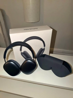 AirPods Max midnight  - AirPods Max Midnight i mycket fint skick säljes. Hörlurarna fungerar perfekt och levererar fantastisk ljudkvalitet med aktiv brusreducering.  Digitalt kvitto finns som bevis på köp. SERIALNUMMRET fungerar 👍 Nypris ca 10 300 kr – säljes nu för 2700  Säljes på grund av att de inte används. Pris kan diskuteras vid snabb affär.