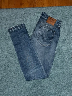 Jack & Jones Glenn Icon - Storlek: W31 L32. Säljes då de inte längre passar. OBS! Lagad i grenen bild 5, men det syns aldrig vid använding, förövrigt fräscha och sköna jeans!