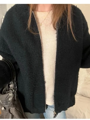 Marinblå Teddy jacka  - Snygg marinblå Teddy bomber jacka ifrån Zara, perfekt nu till våren, storlek XS men stor i storlek så passar S-M