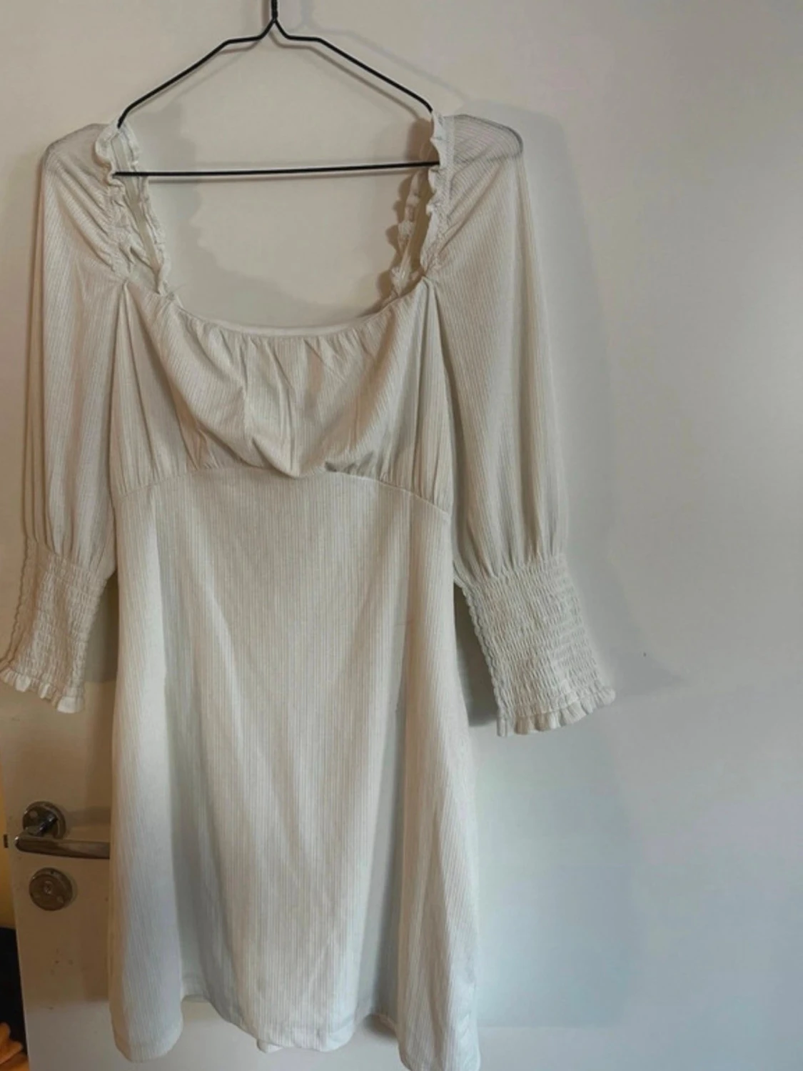 Vit kortklänning med snörning