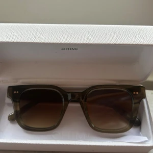 CHIMI 04 gröna solglasögon -  Gröna solglasögon från  CHIMI i modell 04. Bra skick!! Använda endast en sommar. Ena bågen fälls ihop utan ”spärr” eller utan motstånd. Köpta för 1250 kr