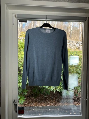 Blå tunn stickad tröja från Bläck - Snygg tunnstickad tröja i blått från Bläck. Tröjan har rund halsringning, långa ärmar och ribbade muddar vid ärmslut och nederkant. Perfekt för lager på lager och enkel att matcha med olika stilar. Hör av er vid frågor eller prisförslag! Aldrig använd!