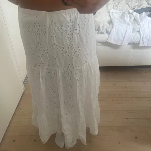 Långkjol med hålbroderi  - Superfin långkjol med hålbroderi från gina. Kjolen är köpt förra året och finns inte kvar i deras sortiment. Använd endast en eller två gånger och tar just nu bara plats i min garderob. Lappen på kjolen är borta! 