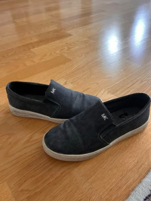 Michael kors - Svarta Michael kors| använda men bra sick| Storlek 36,5| bra sick hör av er om ni är intresserade:)!