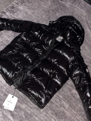 Svart jacka från Moncler passar i storlek L också - Säljer en svart Moncler jacka passar i storlek L också 