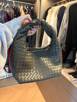 Flätad handväska - Säljer denna då jag inte har användning av den längre. Knappast använt så handväskan är nästan i helt nytt skick. 