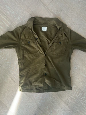 Olivgrön skjorta från selected homme - Säljer en schysst overshirt från selected homme i storlek M