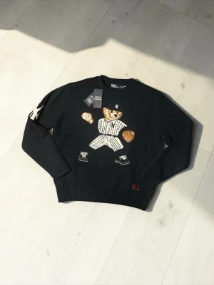 Ralph Lauren Polo Bear - Mörk Blå Polo Bear sweater | Yankee collab|  Snygg, stilren och lätt att matcha | Helt ny i perfekt skick (10/10) | Pris: 899 kr | Ställ gärna frågor vid fundering!