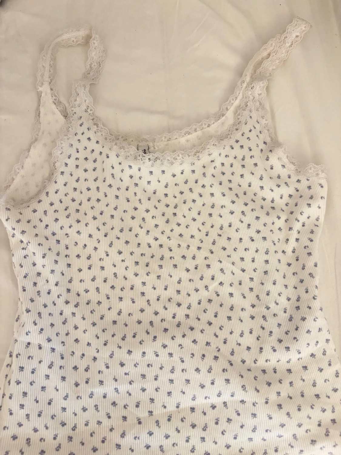 Vit blommig spetslinne - 2