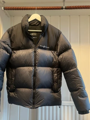 Sail racing jacka  - Hej! Säljer nu en Sail Racing Cloud Down Jacket! Fylld med 90% äkta dun (700 fill power). Köptes inför vintern men kom ej till användning därför säljer jag den nu igen till rabatterat pris. Liten skavank, lagad på inre ärmen men inget man ser vid användning. Annars superfint skick och fortfarande riktigt fluffig och varm! Nypris: 3999kr. Mitt pris 899kr. 