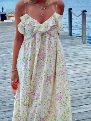 Blommig klänning - Säljer denna så fina blommiga volangklänningen som är så fin till midsommar! Pyttelitet hål längst ner. Lappen är borta men är en storlek s💐💐💐💐💕💕