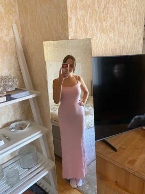 Sommrig långklänning  - Sommrig rosa långklänning, aldrig använd 