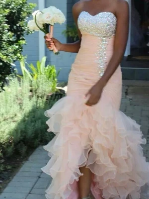 Köp inte,sälj till mig !! - Den är jätte fin och jag ska har bal snart och detta är exakt en klänning jag vill har är jätte intressad om någon vill sälja till mig jag är en xs så inte större eller smalare och är 168 cm  kontakta mig så bestämmer vi en pris jag vill helst har den till 900kr 