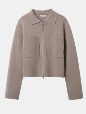 Beige ziptröja med fickor från åhléns  - Stilren beige ziptröja från åhléns  med två stora bröstfickor och klassisk krage. Tröjan är rak i modellen, har långa ärmar och är tillverkad i mjukt stickat material. Perfekt för en clean och avslappnad look. jag brukar ha s eller xs men denna är lite mer för en oversized look