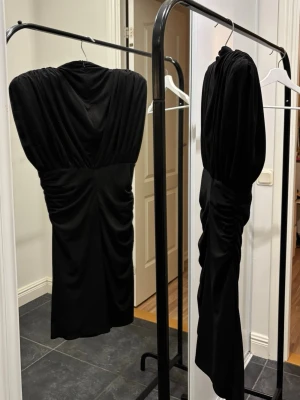 Ruched mini dress med axelvaddar - Svart, stl S. Sitter otroligt snyggt på! Figursydd & vadderade axlar. Från Zara. Aldrig använd endast hängt på galgen. Kan hämtas eller skickas.