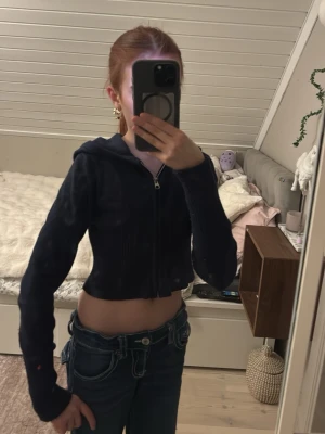 Blå kofta!💙 - Väldigt skön ”mag kofta😅” då den är rätt så kort, så om man gillar den stilen… så är denna kofta perfekt 👌 