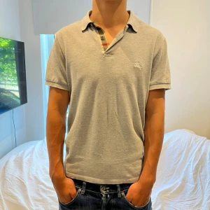 Burberry piké - Burberry piké i ny skick. Storlek M. Killen på bilden är 182 och väger 73kg. 