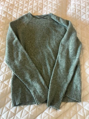 Grön stickad tröja från vero moda - Säljer denna gröna stickade tröjan från vero Moda då den inte kommer till användning längre. Den är i bra skick men lite nopprig (syns knappt) men annars inga defekter. Pris kan diskuteras💞