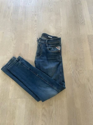Replay Anbass  - Tjena! Jag säljer mina sköna Replay jeans i modellen Anbass. |w30 l32, slim passform|. Hör gärna av dig vid fler frågor!